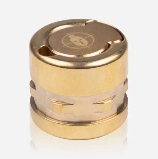 Mosiężny adapter z zatyczką przeciw zanieczyszczeniom do wklejenia w drewniane i syntetyczne osady. Dyskretny system mocowania zgodny z SPARTAN Javelin, SpringBok, Ascent, Hoplite, Sentinel i Davros.